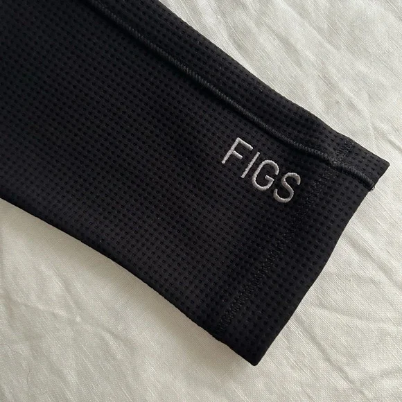 FIGS Black Long Sleeve Waffle Knit Underscrub Top women’s size S - Picture 3 of 4